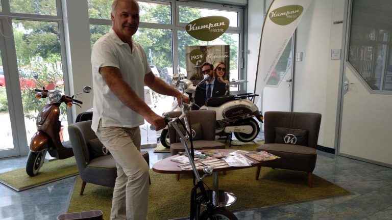 Händlerfoto von rock-e-roller in der Verkaufsstelle mit Kumpan Tretroller